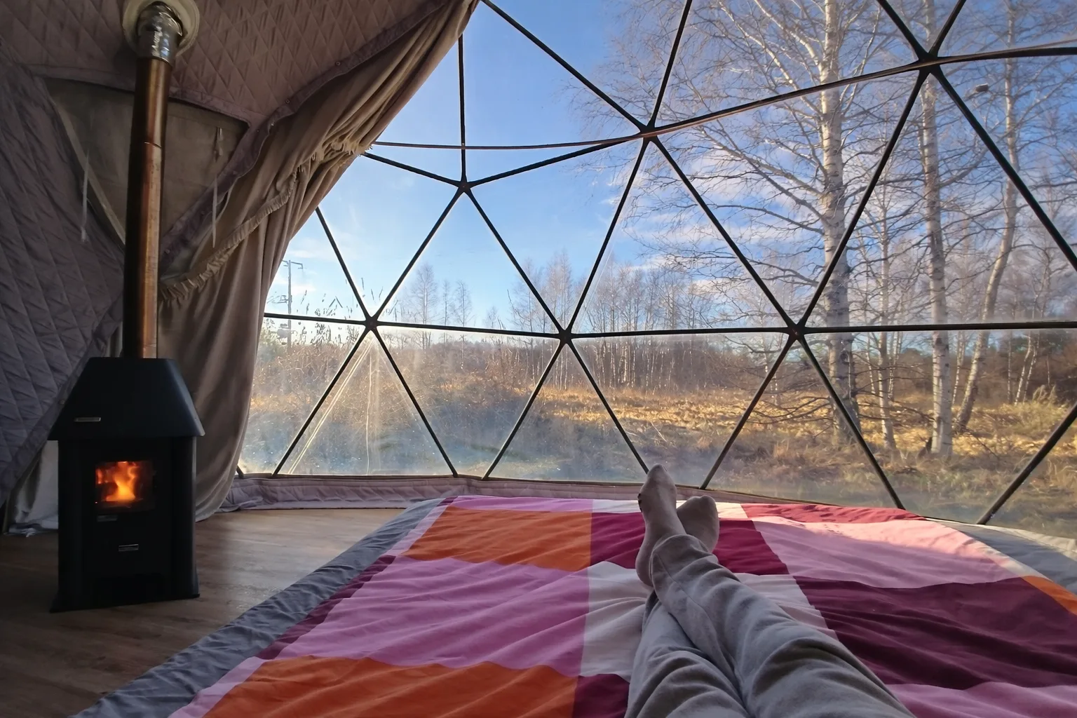 Voodi klaaskupli all kaminaga